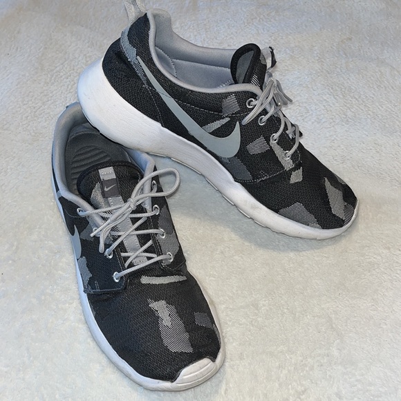 Women’s Nike Roshe One Jacquard Print - Size 11 - Picture 9 of 13